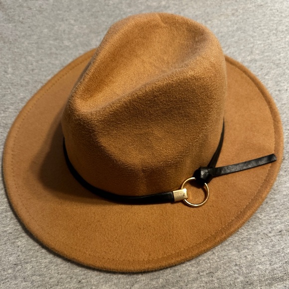 Charlotte Russe Accessories - Women’s Charlotte Russe Fedora w Black Leather & Gold Metal Band, Camel, 7”x8”